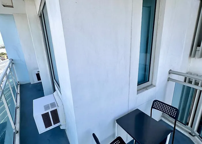 Azure 2br 1ba With View Balcony And Free Parking * مانيلا