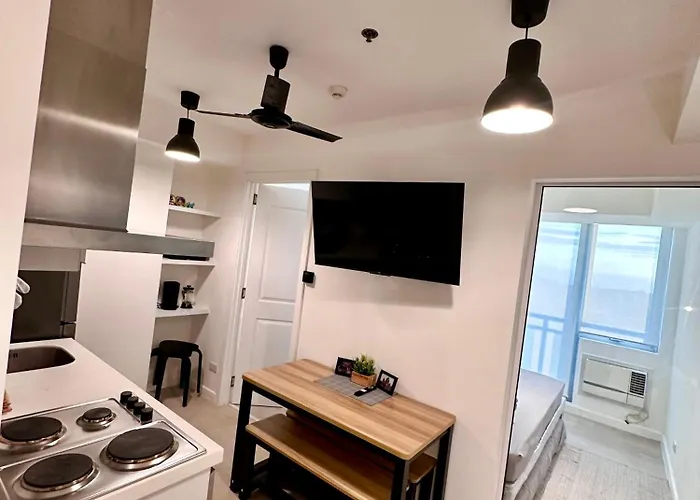 Azure 2br 1ba With View Balcony And Free Parking * مانيلا